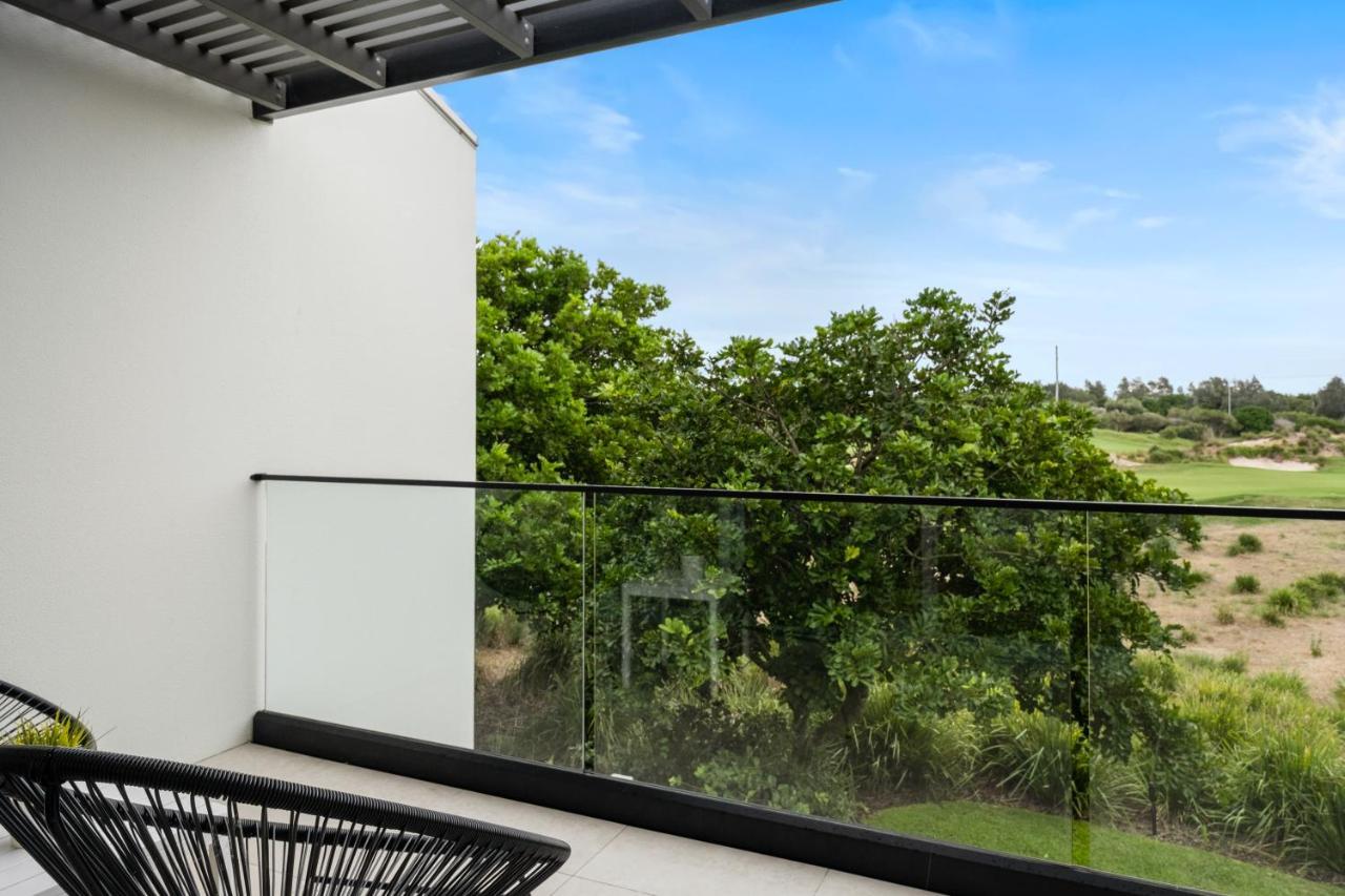 منتجع بولمان ماجينتا شورز المدخل المظهر الخارجي الصورة Balcony with a view of the golf course