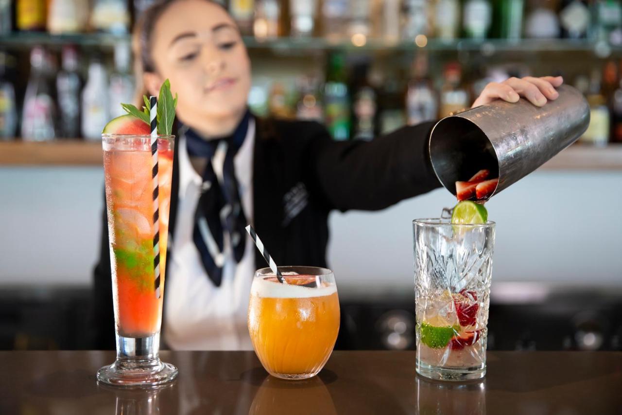 منتجع بولمان ماجينتا شورز المدخل المظهر الخارجي الصورة A bartender pouring a drink