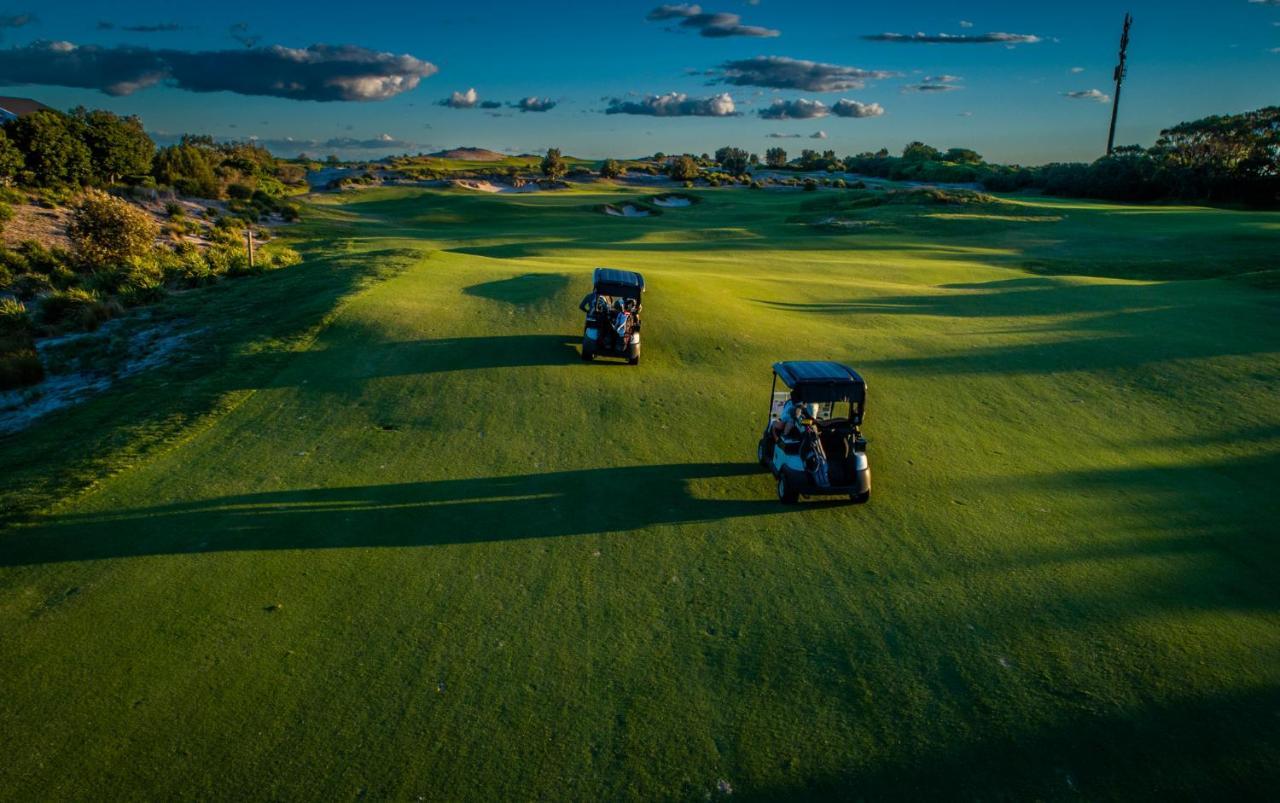 منتجع بولمان ماجينتا شورز المدخل المظهر الخارجي الصورة Golf carts on the green