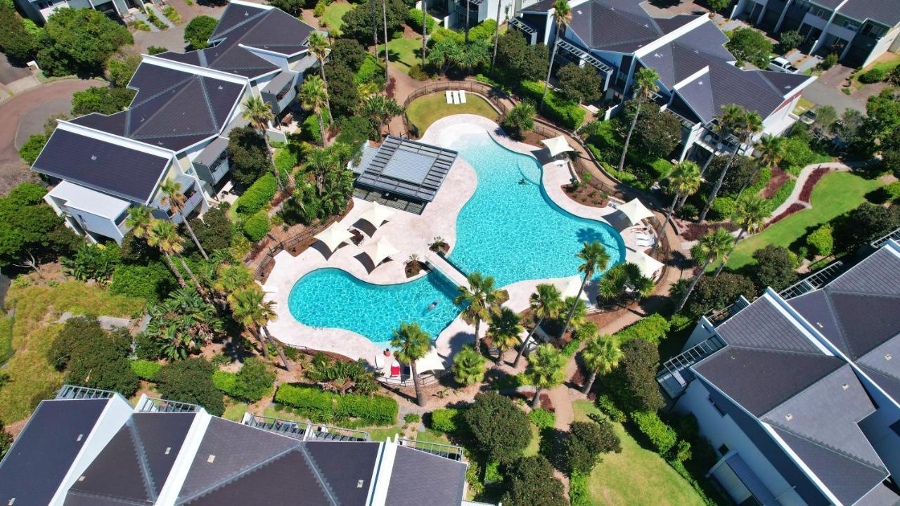 منتجع بولمان ماجينتا شورز المدخل المظهر الخارجي الصورة Aerial view of the pool at the clubhouse