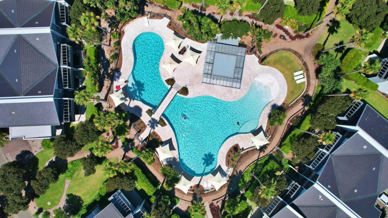منتجع بولمان ماجينتا شورز المدخل المظهر الخارجي الصورة Aerial view of the pool at the 2018 Commonwealth Games