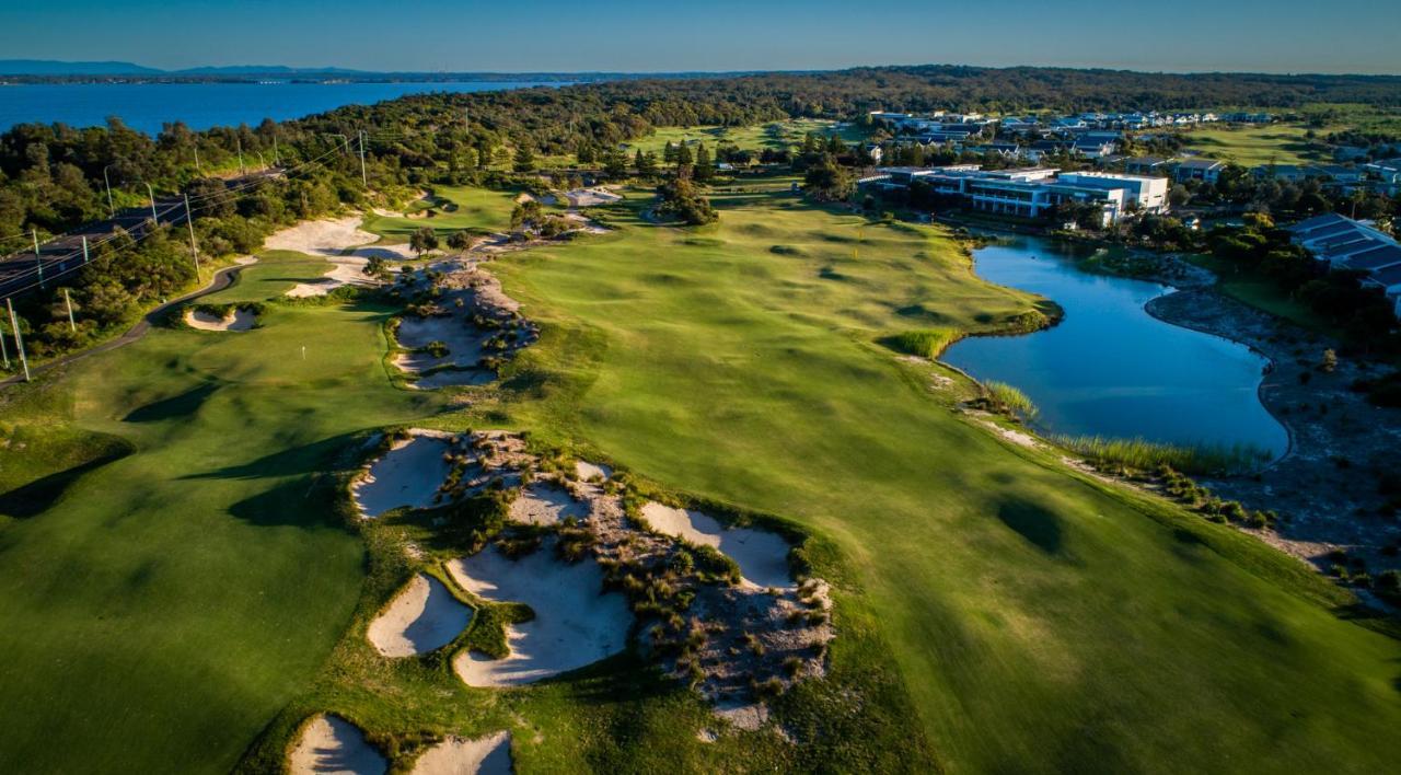 منتجع بولمان ماجينتا شورز المدخل المظهر الخارجي الصورة Aerial view of the 18th hole at the 2019 U.S. Open
