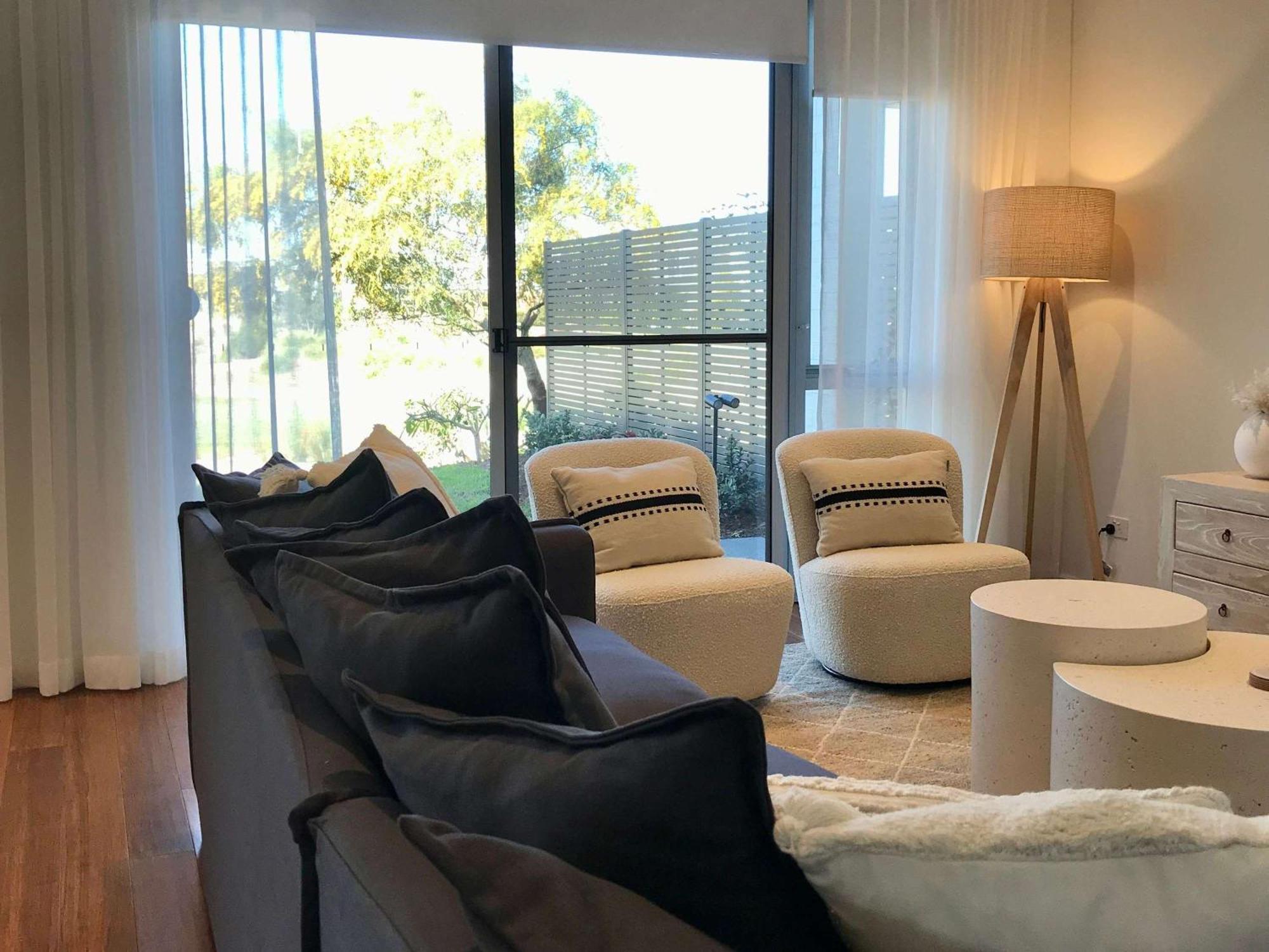 منتجع بولمان ماجينتا شورز المدخل المظهر الخارجي الصورة A living room in a typical apartment at the complex