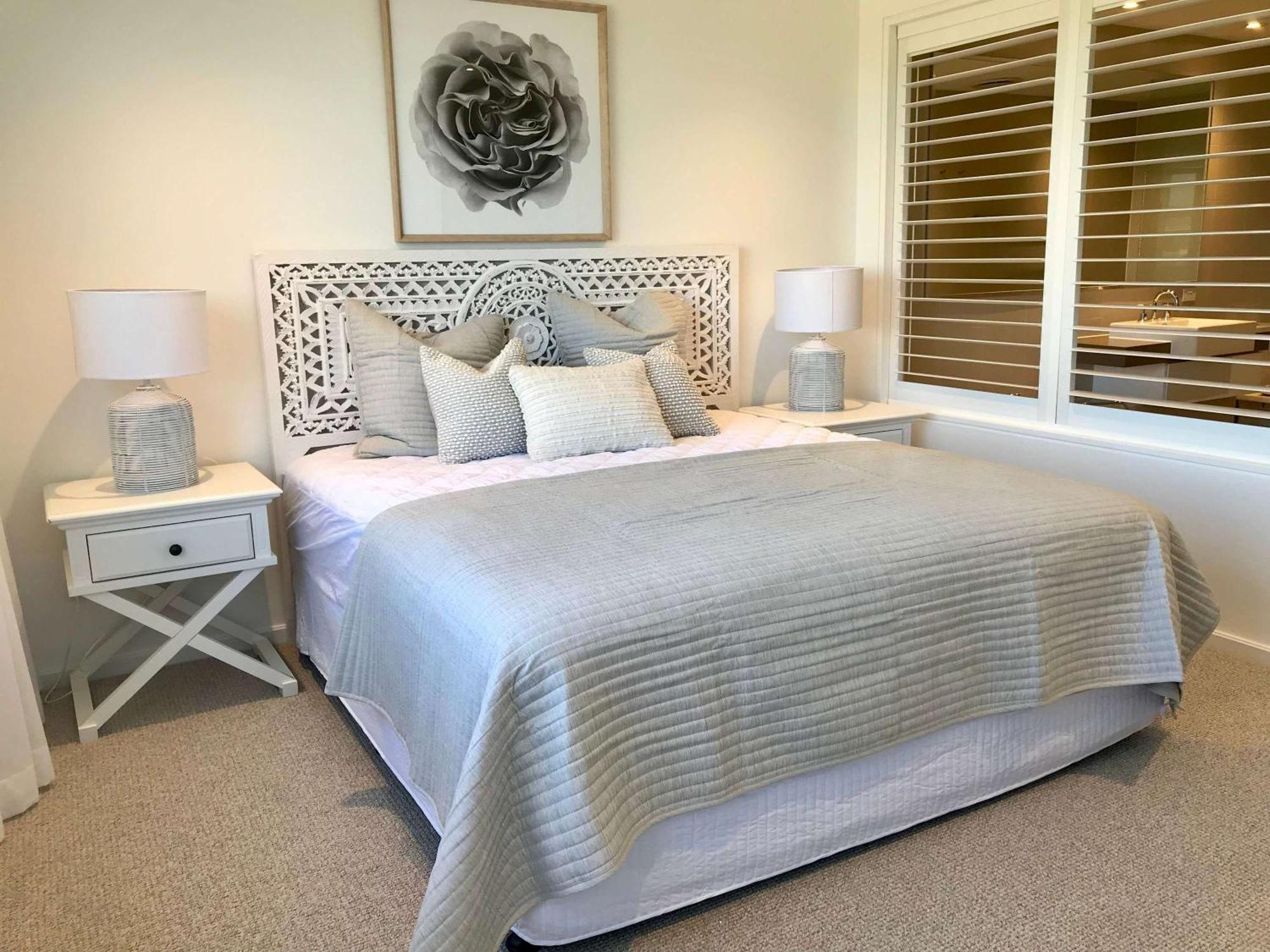 منتجع بولمان ماجينتا شورز المدخل المظهر الخارجي الصورة A bed with a duvet cover