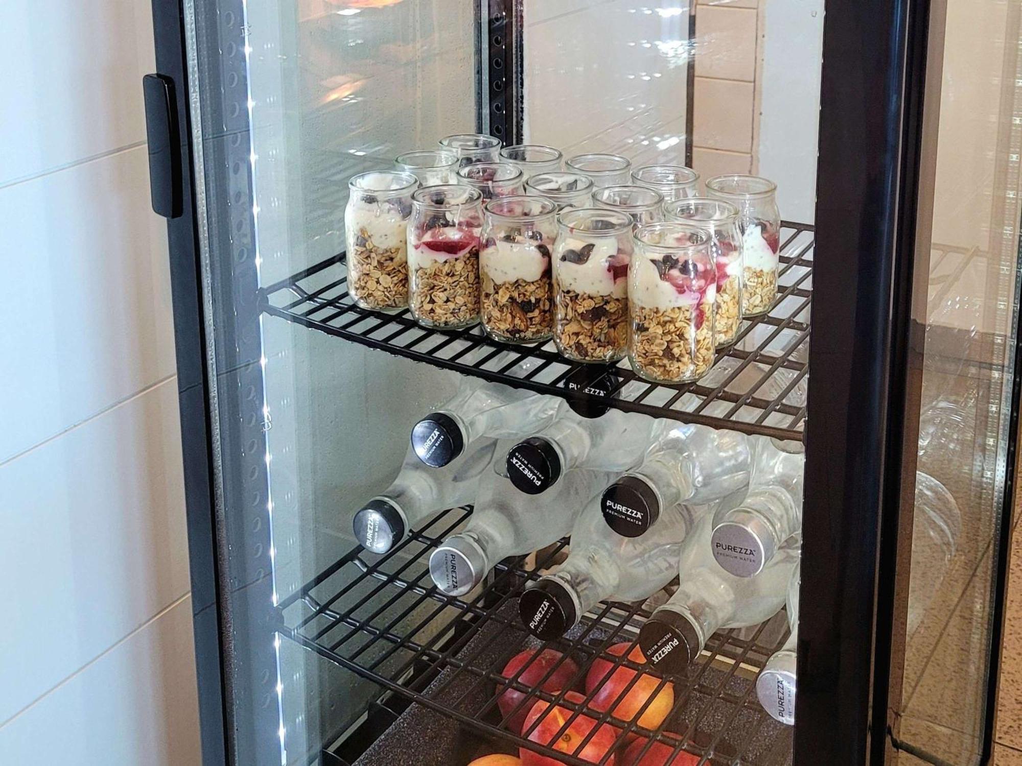 منتجع بولمان ماجينتا شورز المدخل المظهر الخارجي الصورة A glass door refrigerator