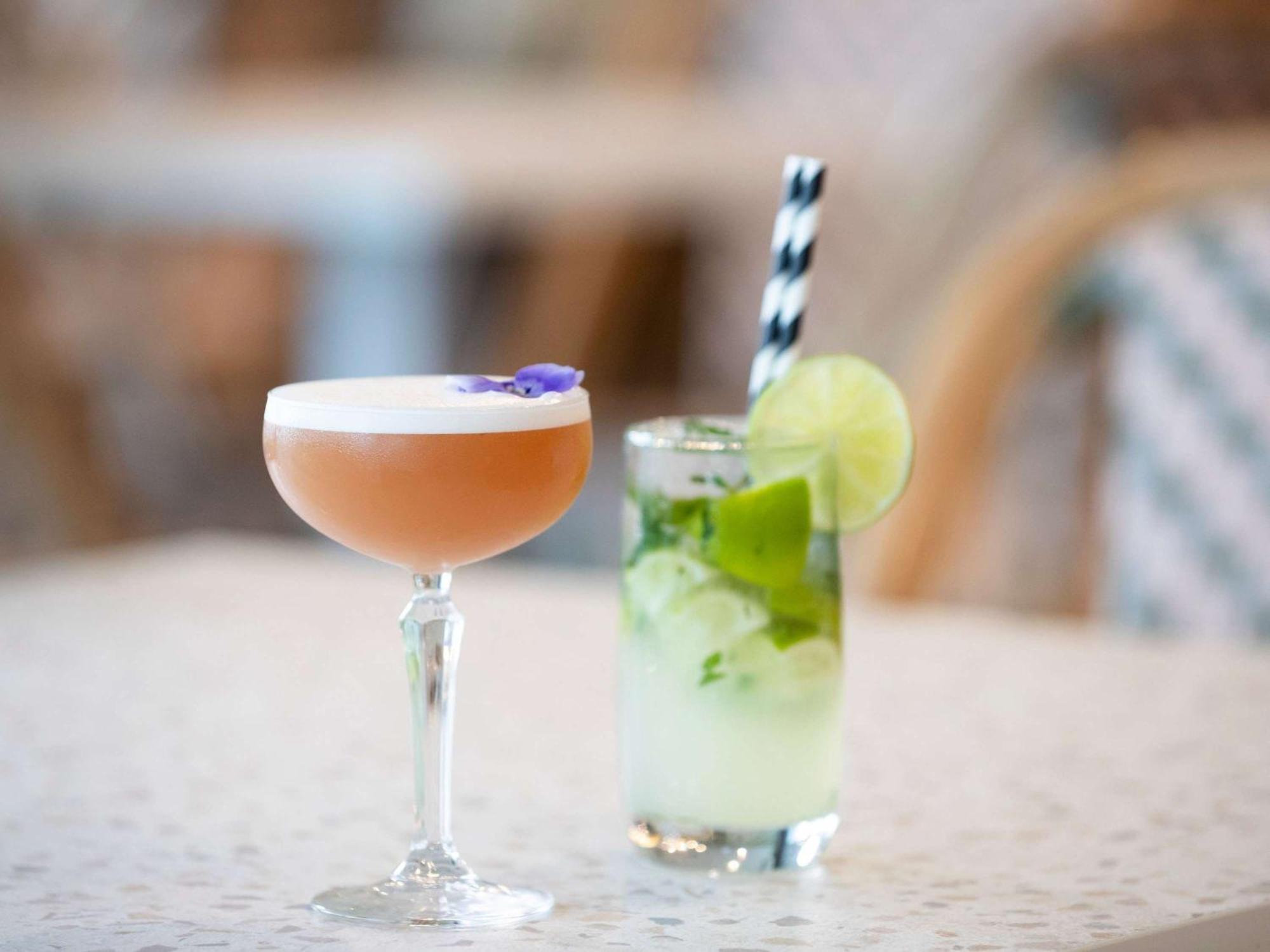 منتجع بولمان ماجينتا شورز المدخل المظهر الخارجي الصورة A Clover Club (left) and a Mint Julep (right)