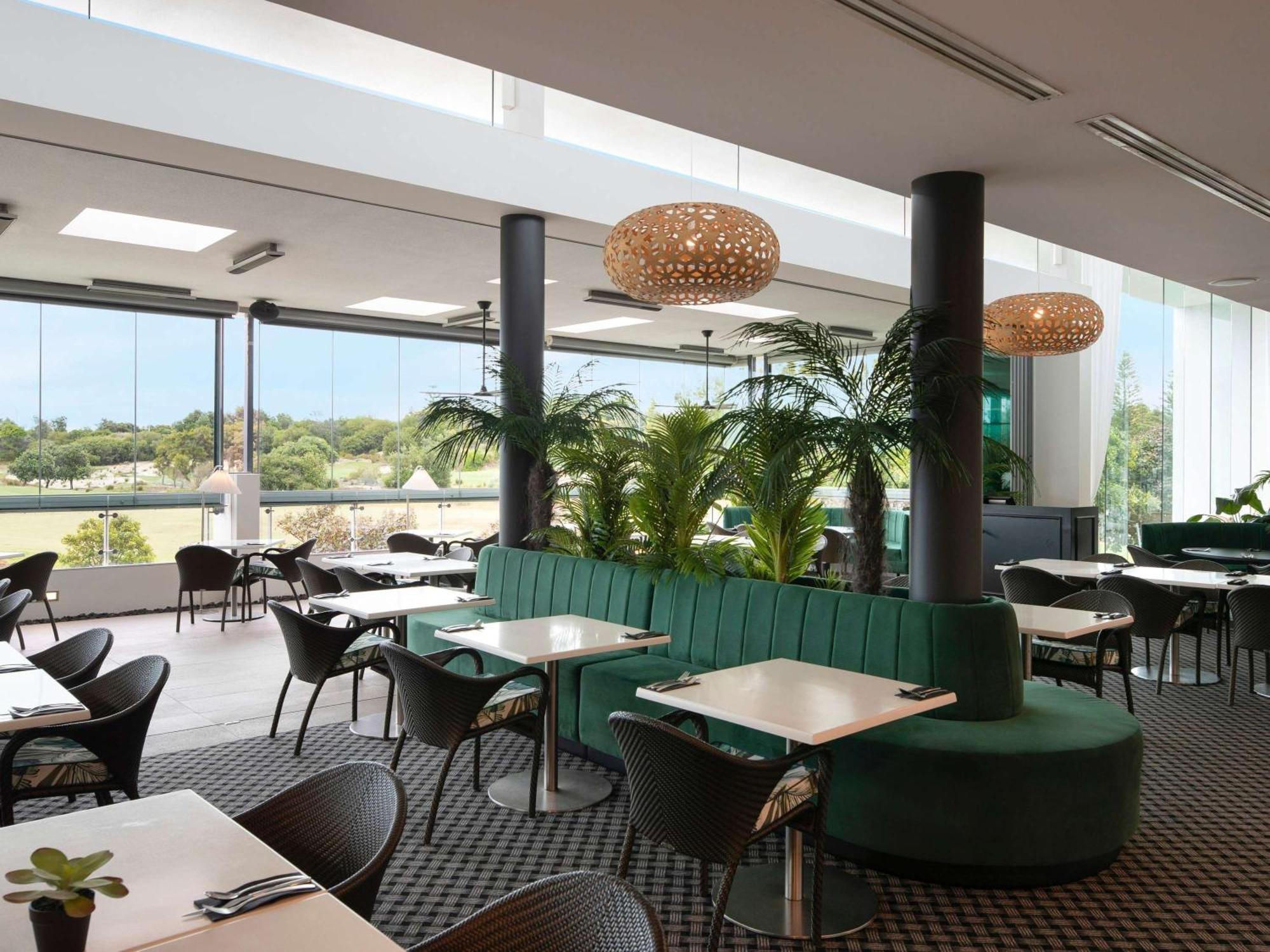 منتجع بولمان ماجينتا شورز المدخل المظهر الخارجي الصورة The interior of the clubhouse