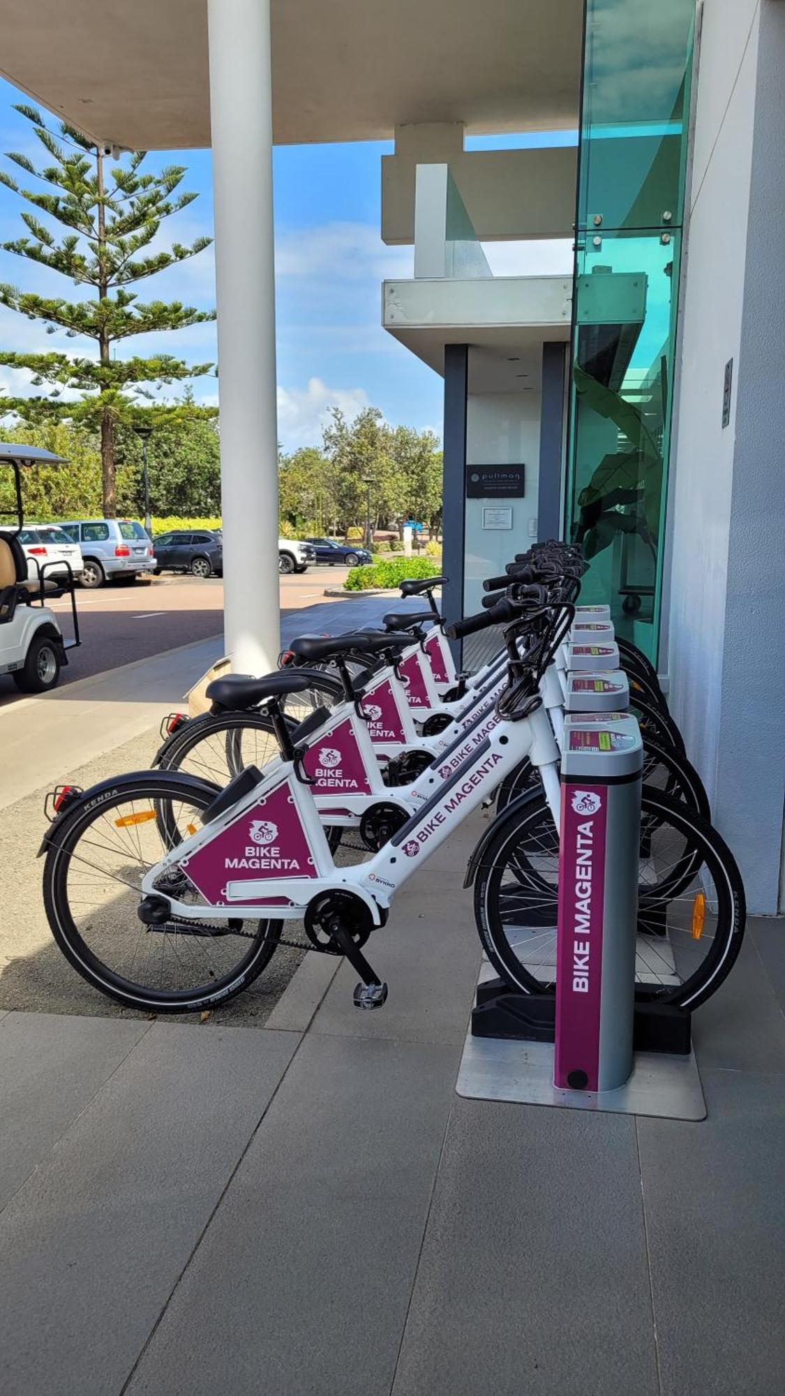 منتجع بولمان ماجينتا شورز المدخل المظهر الخارجي الصورة Bike share bikes at the University of Queensland, St Lucia campus
