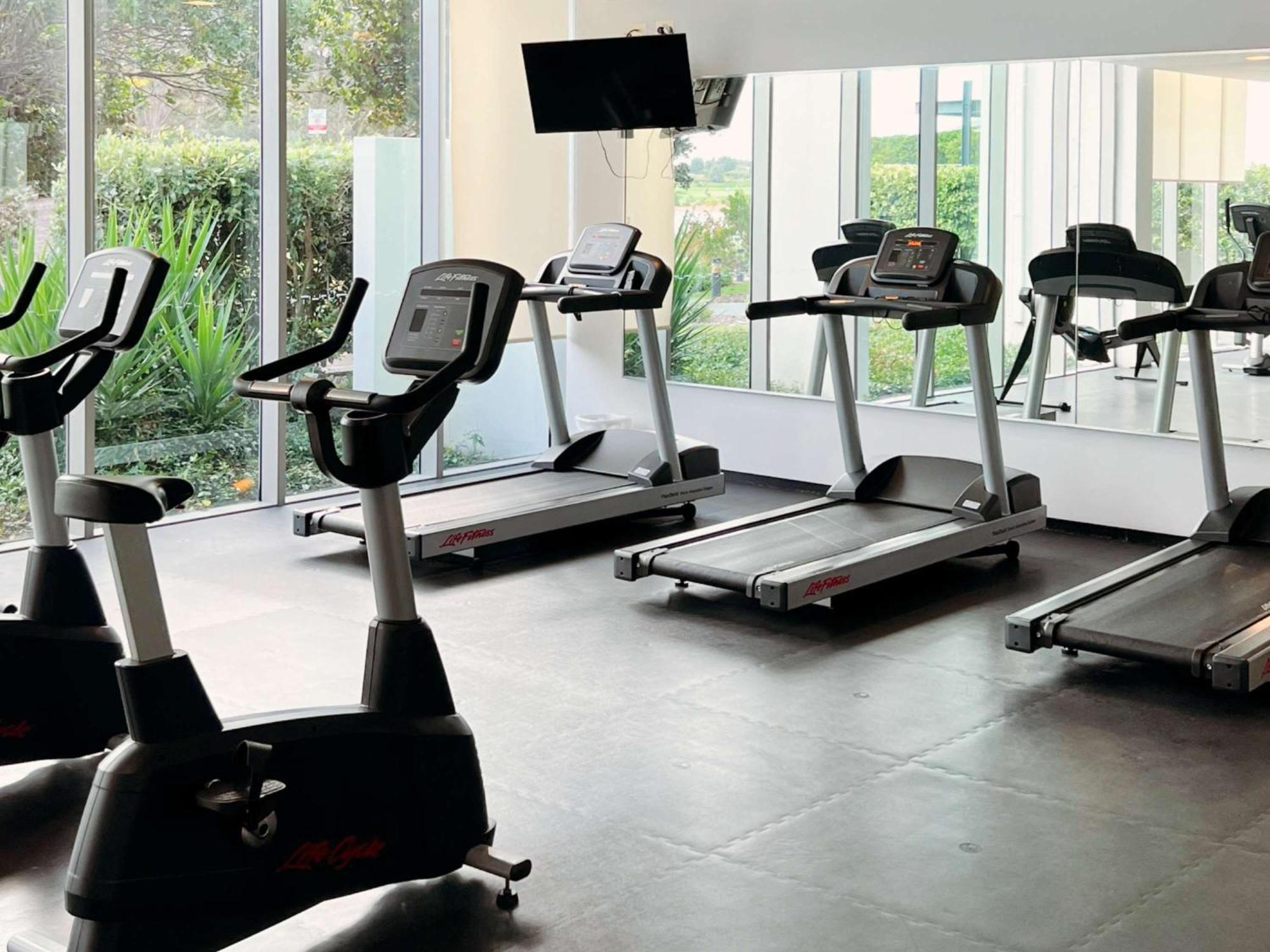 منتجع بولمان ماجينتا شورز المدخل المظهر الخارجي الصورة A gym at a hotel
